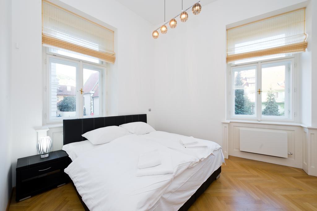 Modern Apartment Vsehrdova Прага Стая снимка