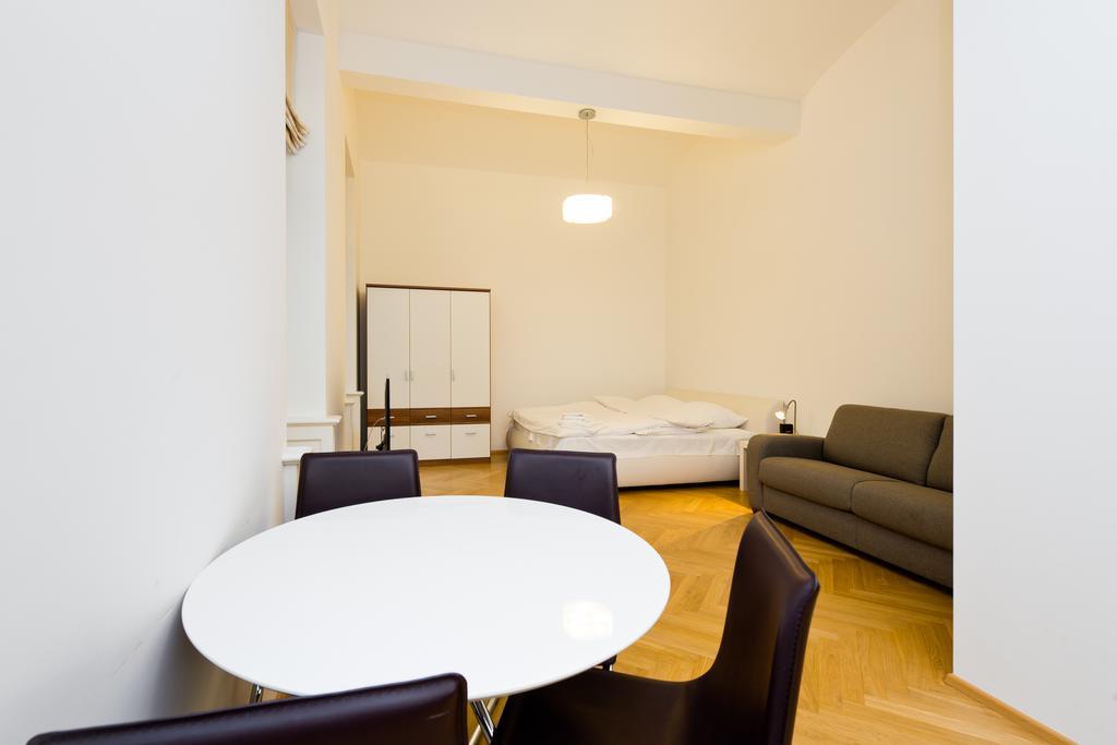 Modern Apartment Vsehrdova Прага Стая снимка