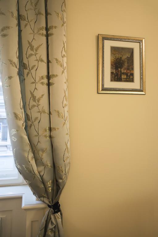 Modern Apartment Vsehrdova Прага Екстериор снимка