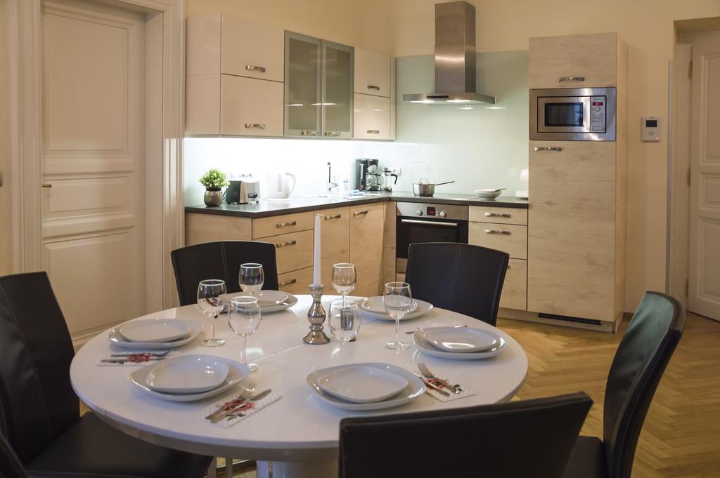 Modern Apartment Vsehrdova Прага Екстериор снимка