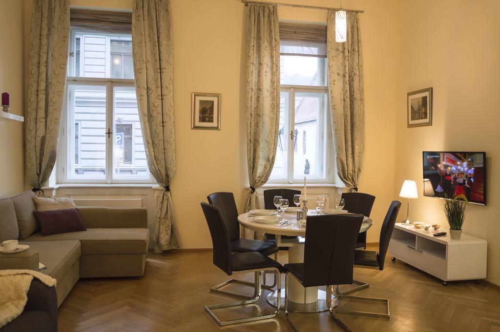 Modern Apartment Vsehrdova Прага Екстериор снимка