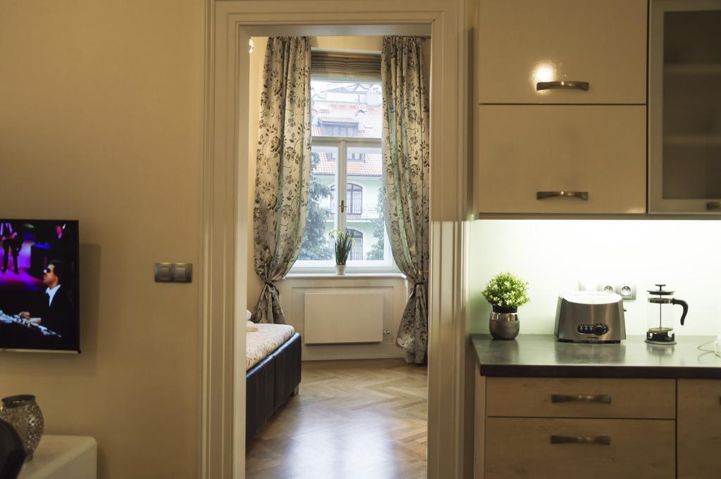 Modern Apartment Vsehrdova Прага Екстериор снимка