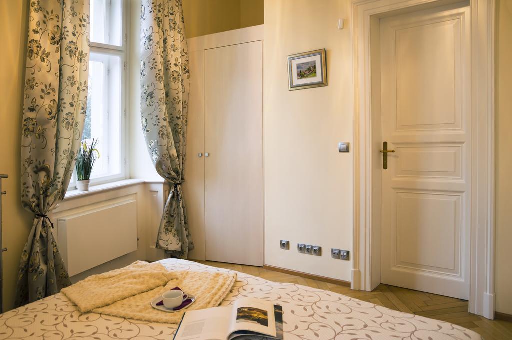 Modern Apartment Vsehrdova Прага Екстериор снимка