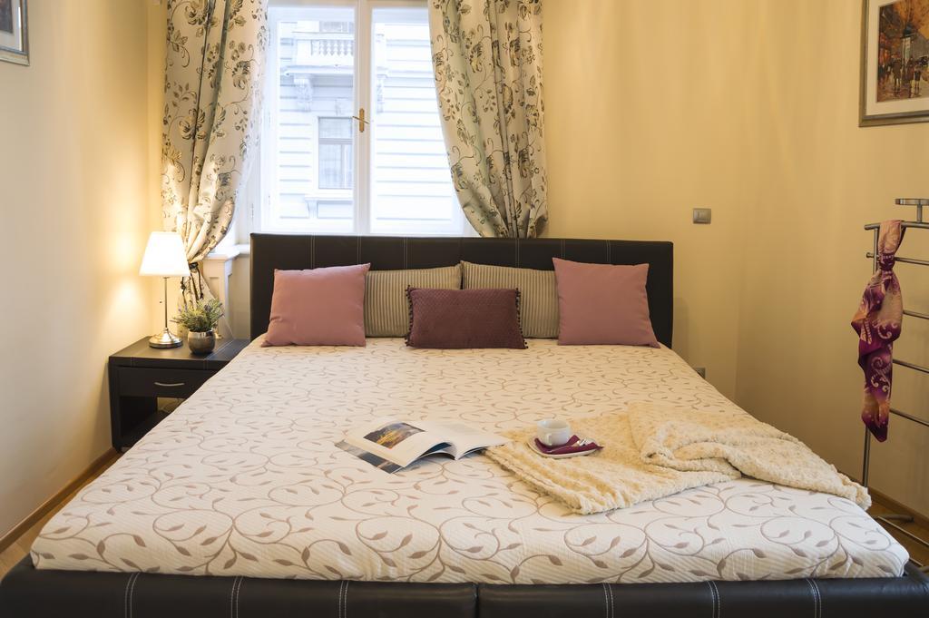Modern Apartment Vsehrdova Прага Екстериор снимка