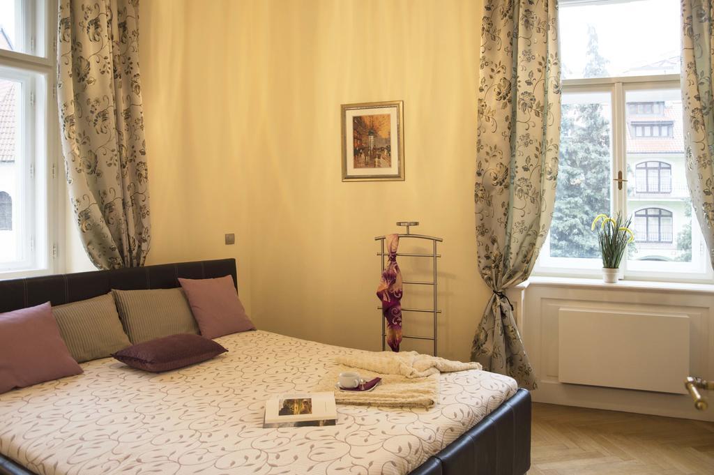 Modern Apartment Vsehrdova Прага Екстериор снимка
