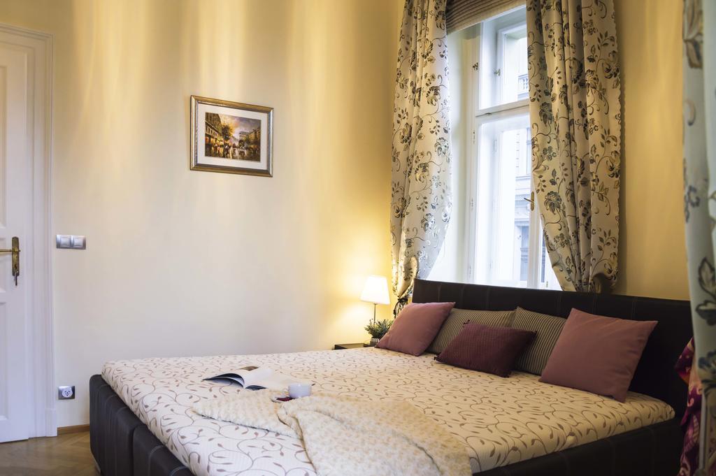 Modern Apartment Vsehrdova Прага Екстериор снимка