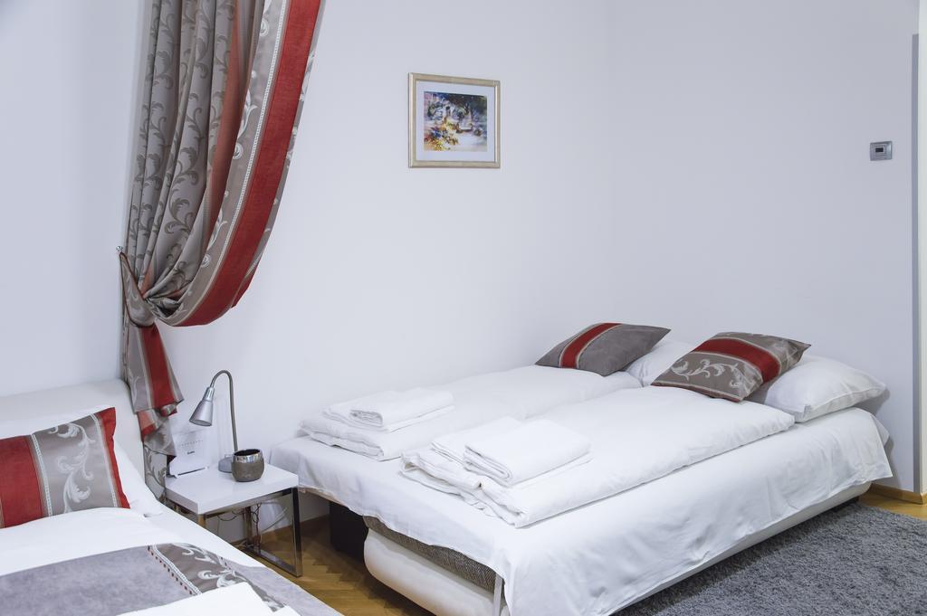 Modern Apartment Vsehrdova Прага Екстериор снимка