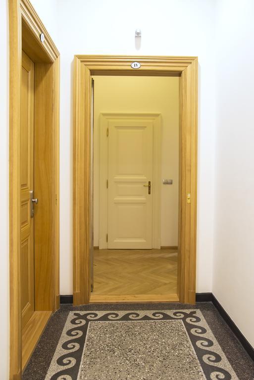 Modern Apartment Vsehrdova Прага Екстериор снимка