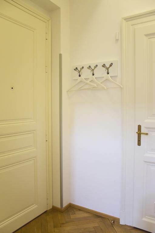 Modern Apartment Vsehrdova Прага Екстериор снимка