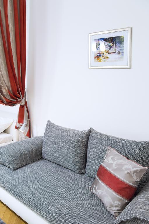 Modern Apartment Vsehrdova Прага Екстериор снимка