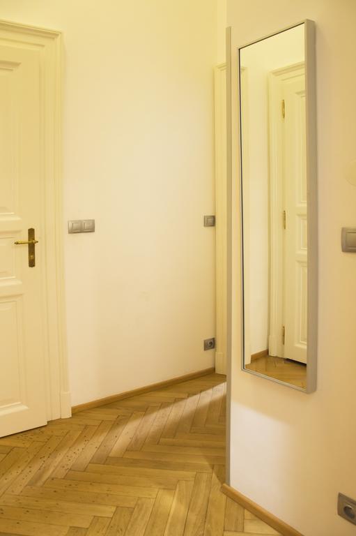 Modern Apartment Vsehrdova Прага Екстериор снимка
