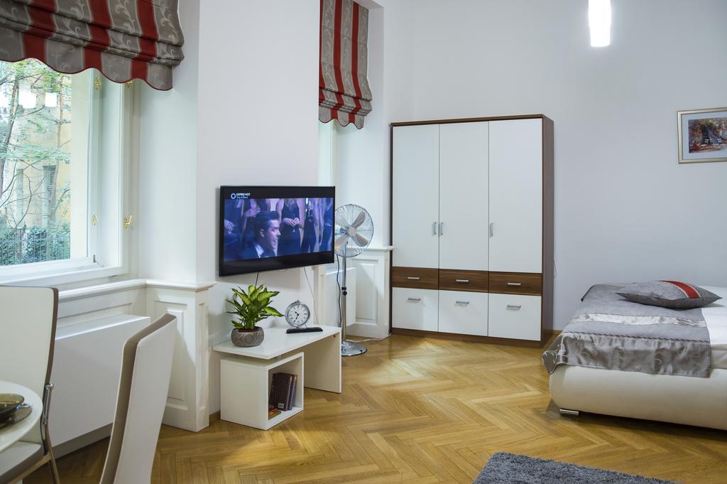 Modern Apartment Vsehrdova Прага Екстериор снимка